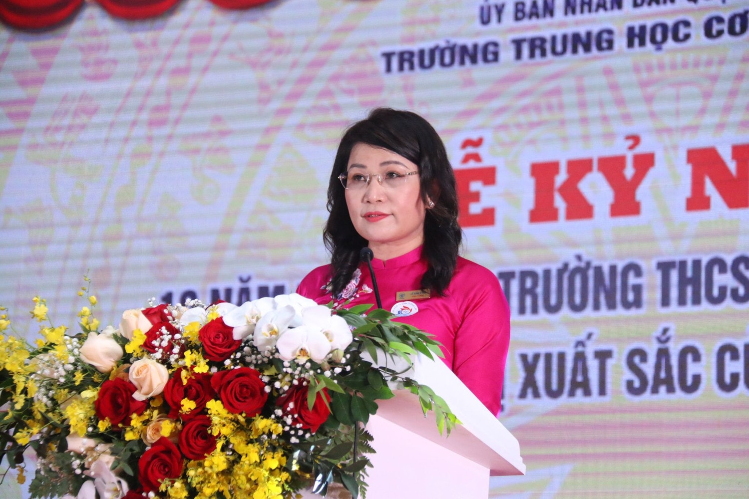 Hiệu trưởng Trường THCS Cầu Giấy Lê Kim Anh phát biểu tại buổi lễ