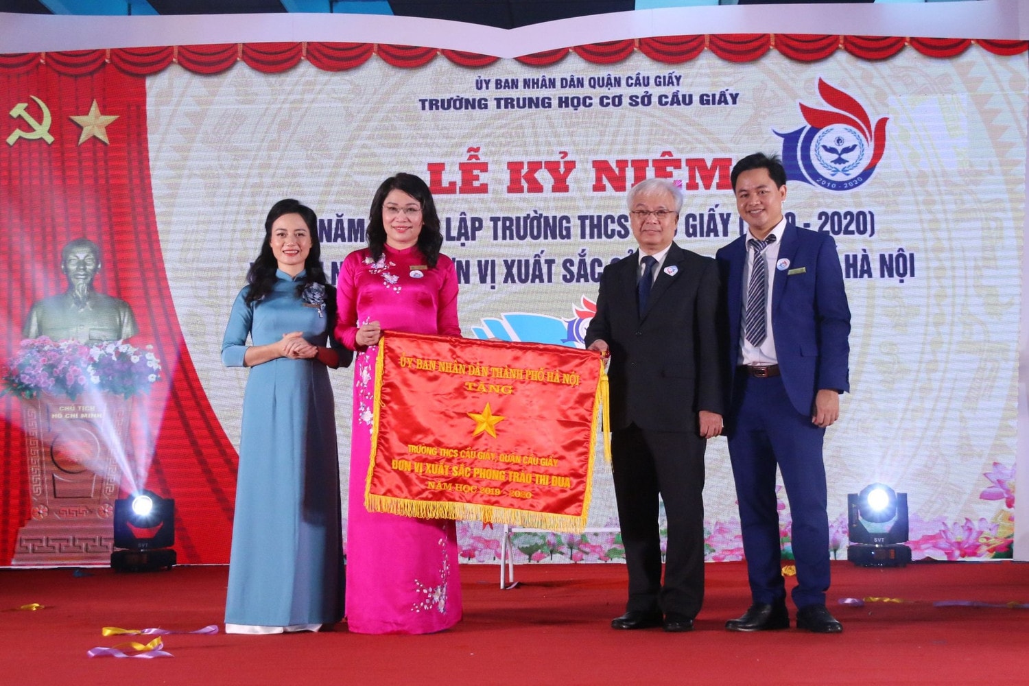 Chủ nhiệm Ủy ban Văn hóa, Giáo dục, Thanh niên, Thiếu niên và Nhi đồng Phan Thanh Bình trao cờ đơn vị xuất sắc phong trào thi đua của UBND TP Hà Nội cho Trường THCS Cầu Giấy