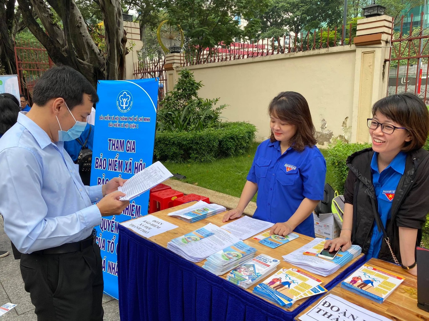 Tuyên truyền, vận động người dân tham gia BHXH, BHYT Ảnh: Lan Chi