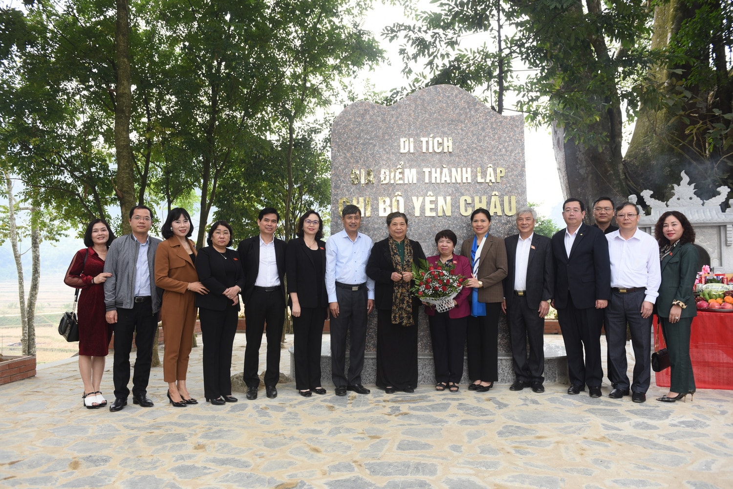 Phó Chủ tịch Thường trực Quốc hội Tòng Thị Phóng và Đoàn công tác đã tới thăm di tích địa điểm thành lập chi bộ Yên Châu