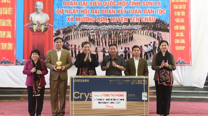 Phó Chủ tịch Thường trực Quốc hội Tòng Thị Phóng tặng quà cho lãnh đạo xã và 50 triệu cho Quỹ khuyến học xã Mường Lựm, Sơn La