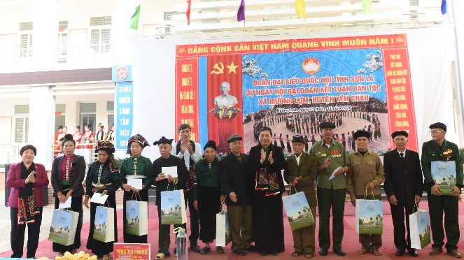 Phó Chủ tịch Thường trực Quốc hội Tòng Thị Phóng và Đoàn công tác đã tặng quà cho 10 hộ gia đình chính sách trên địa bàn xã Mường Lựm, Sơn La