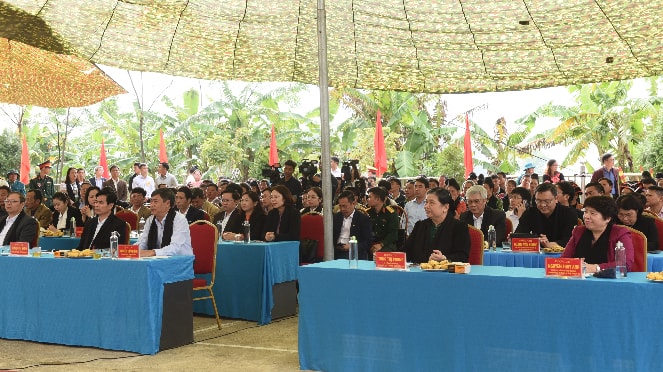 Phó Chủ tịch Thường trực Quốc hội Tòng Thị Phóng và các đại biểu dự ngày hội Đại đoàn kết toàn dân tộc tại xã Mường Lựm, Sơn La