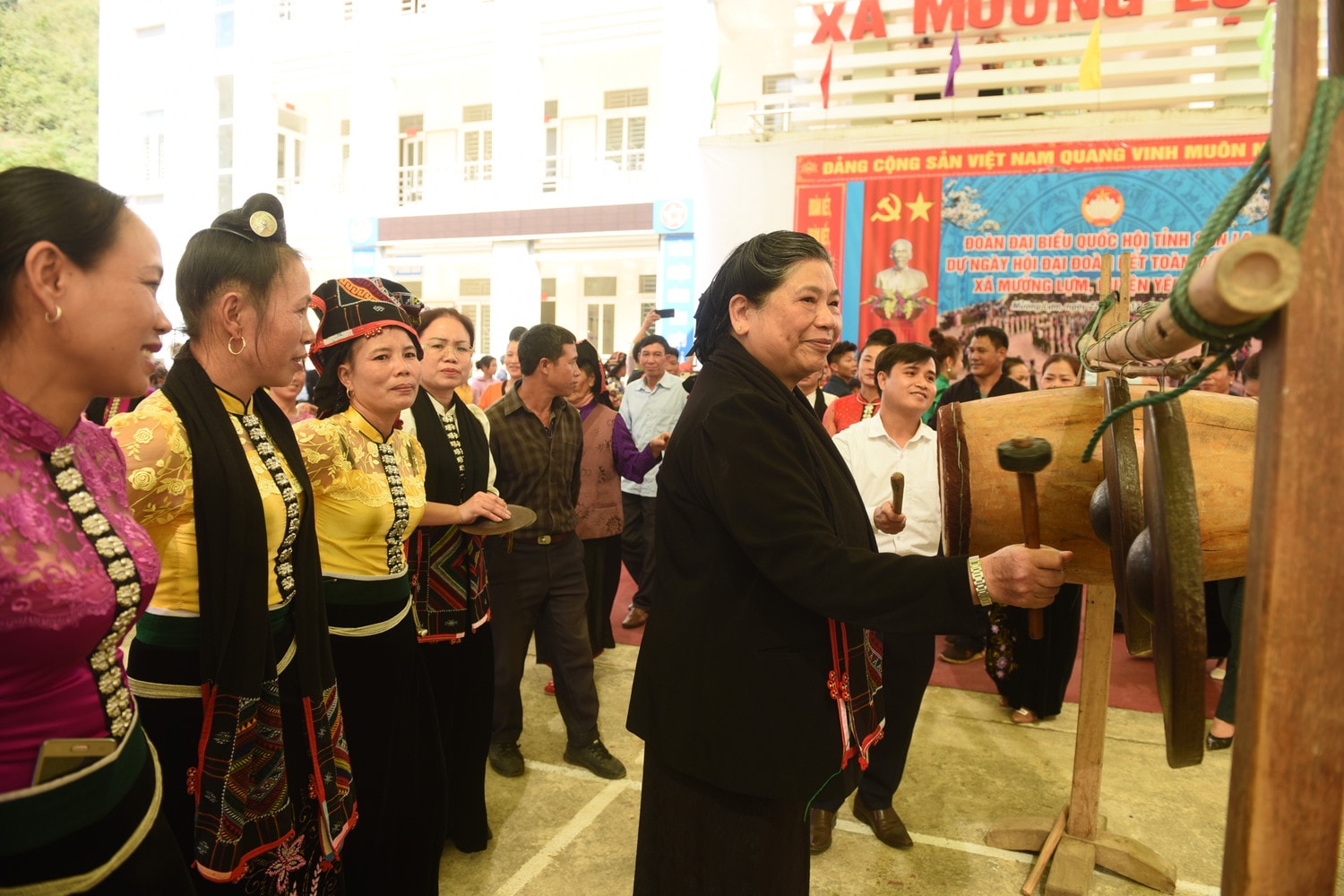 Phó Chủ tịch Thường trực Quốc hội Tòng Thị Phóng tham dự ngày hội Đại đoàn kết xã Mường Lựm, Sơn La