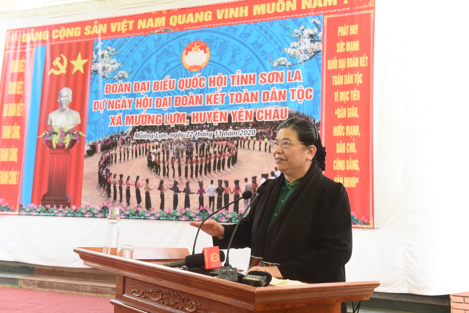 Phó Chủ tịch Thường trực Quốc hội Tòng Thị Phóng phát biểu tại ngày hội Đại đoàn kết toàn dân tộc tại xã Mường Lựm, Sơn La