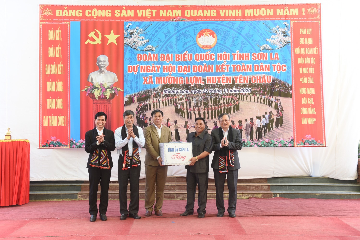 Đại diện Tỉnh ủy Sơn La tặng quà xã Mường Lựm