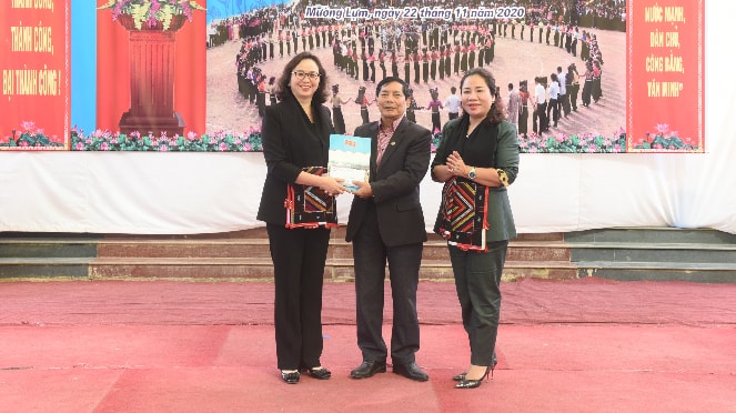 Đoàn công tác tặng 100 triệu cho Quỹ khuyến học huyện Yên Châu