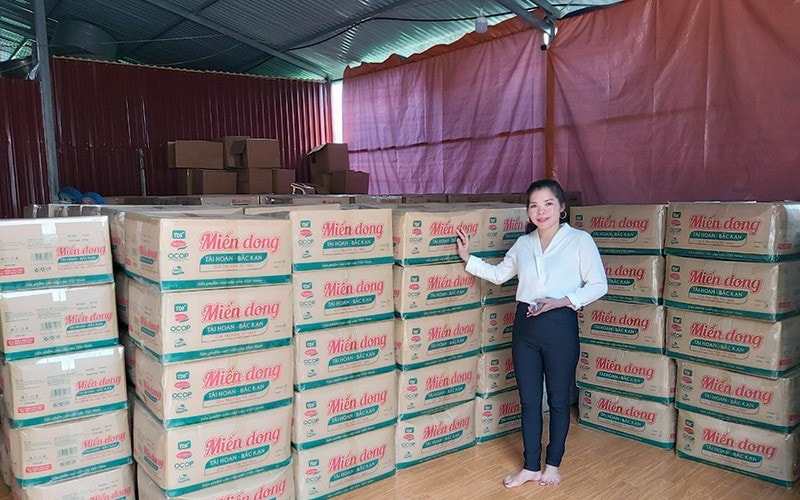 Giám đốc HTX Tài Hoan Nguyễn Thị Hoan bên lô hàng miến dong Bắc Kạn xuất khẩu sang Cộng hòa Séc