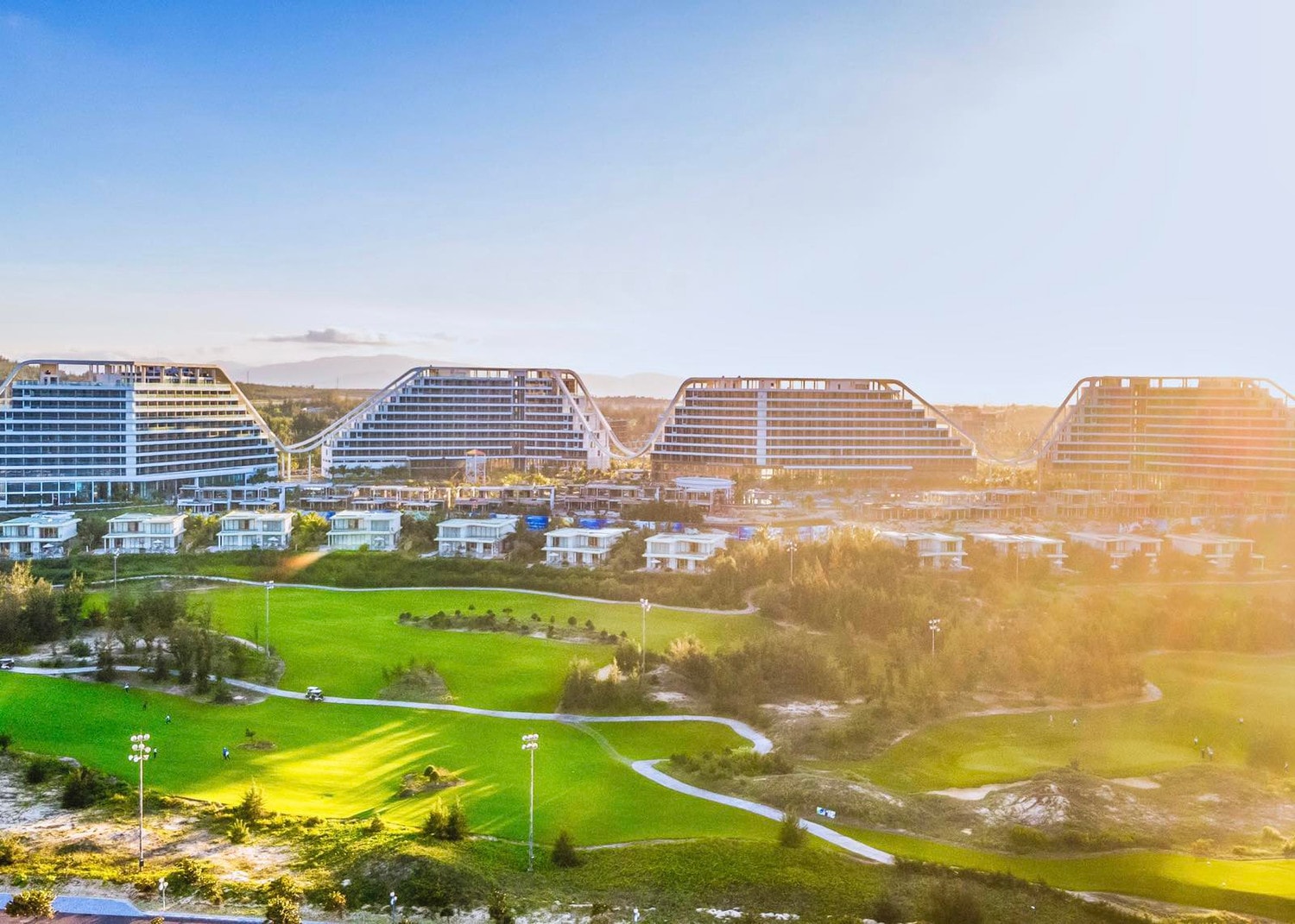 Được tư vấn bởi những kiến trúc sư lừng danh đến từ Baumschlager Eberle Architekten (BE) - thương hiệu nổi tiếng với việc tối ưu hóa các concept "xanh" trong thiết kế, FLC Grand Hotel Quy Nhon được xem là một tuyệt tác nghỉ dưỡng hướng tới sự hòa hợp của kiến trúc hiện đại và thiên nhiên tươi đẹp