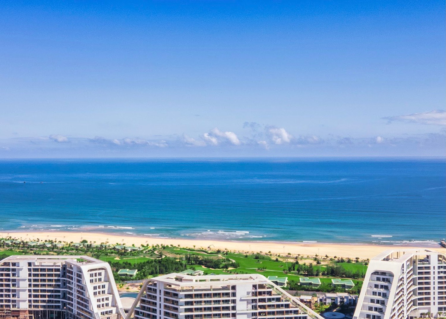 FLC Grand Hotel Quy Nhon hứa hẹn sẽ mang đến một phong cách nghỉ dưỡng mới mẻ, những trải nghiệm thư thái, êm đềm nhưng cũng không kém phần sang trọng. Từ đây, du khách có thể thưởng ngoạn khung cảnh biển trời Quy Nhơn thơ mộng thu trọn trong tầm mắt và hệ tiện ích nội khu đẳng cấp như bể bơi trong nhà, Jacuzzi, Gym, khu vui chơi trẻ em, khu trò chơi nước, chuỗi nhà hàng và bar đa phong cách, …với đầy đủ các dịch vụ giải trí, phong cách ẩm thực được biến tấu đa dạng cho cả hoạt động ban ngày và ban đêm