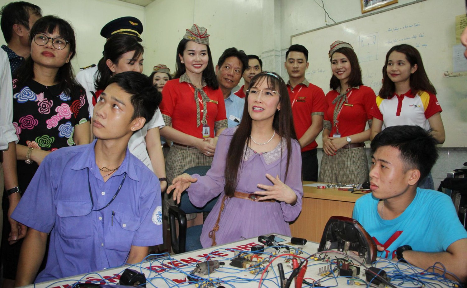 	Tổng giám đốc hàng không Vietjet Nguyễn Thị Phương Thảo cùng nhân viên trong một hoạt động từ thiện thăm cơ sở bảo trợ thanh thiếu niên