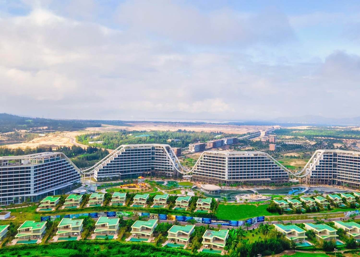 Trong loạt ảnh mới công bố lần này, những hình ảnh về bể bơi ngoài trời trải dài tới 1km bao trùm trước 4 tòa khách sạn vẫn được giữ bí mật tới phút chót, khiến sức hút của tọa độ tâm điểm này càng tăng nhiệt