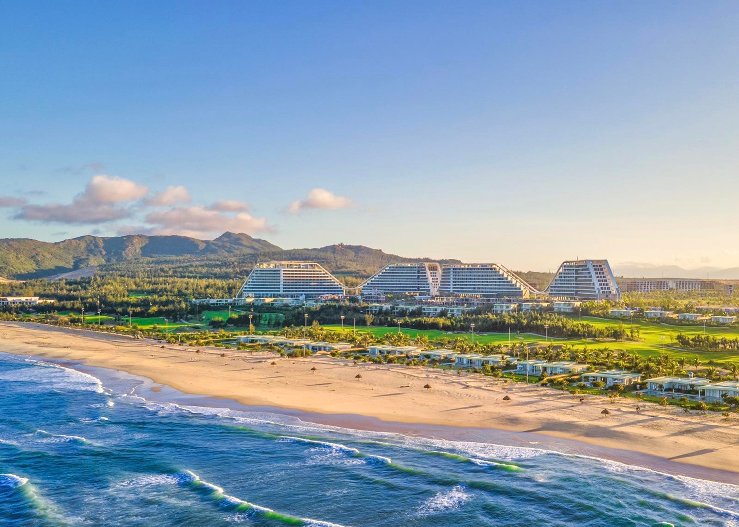 Tọa lạc tại vị trí tuyệt đẹp ngay bên bờ biển Nhơn Lý, FLC Grand Hotel Quy Nhon là một không gian nghỉ dưỡng sang trọng, mang đậm sắc màu nhiệt đới, hài hoà tối đa với các điều kiện sinh thái đặc trưng của vùng biển Nam Trung Bộ