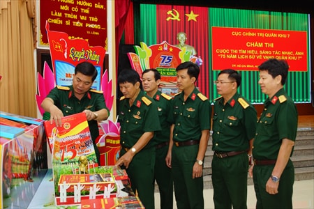 Các bài tham gia cuộc thi viết về 75 năm Ngày truyền thống Quân khu - Ảnh: Lan Chi
