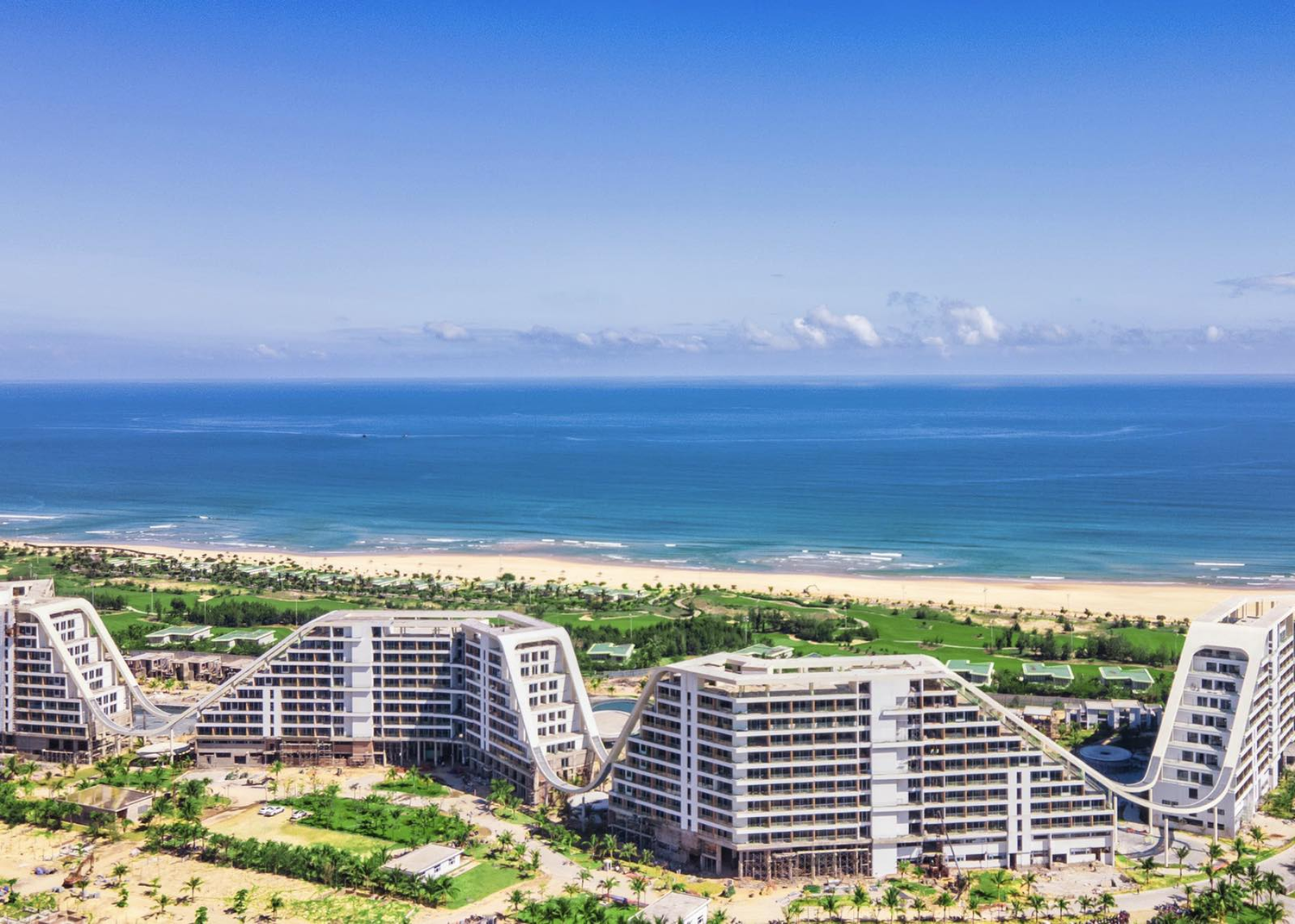 Trải dài bên bờ biển đẹp nhất Quy Nhơn, khách sạn sở hữu tầm view khoáng đạt và tuyệt đẹp