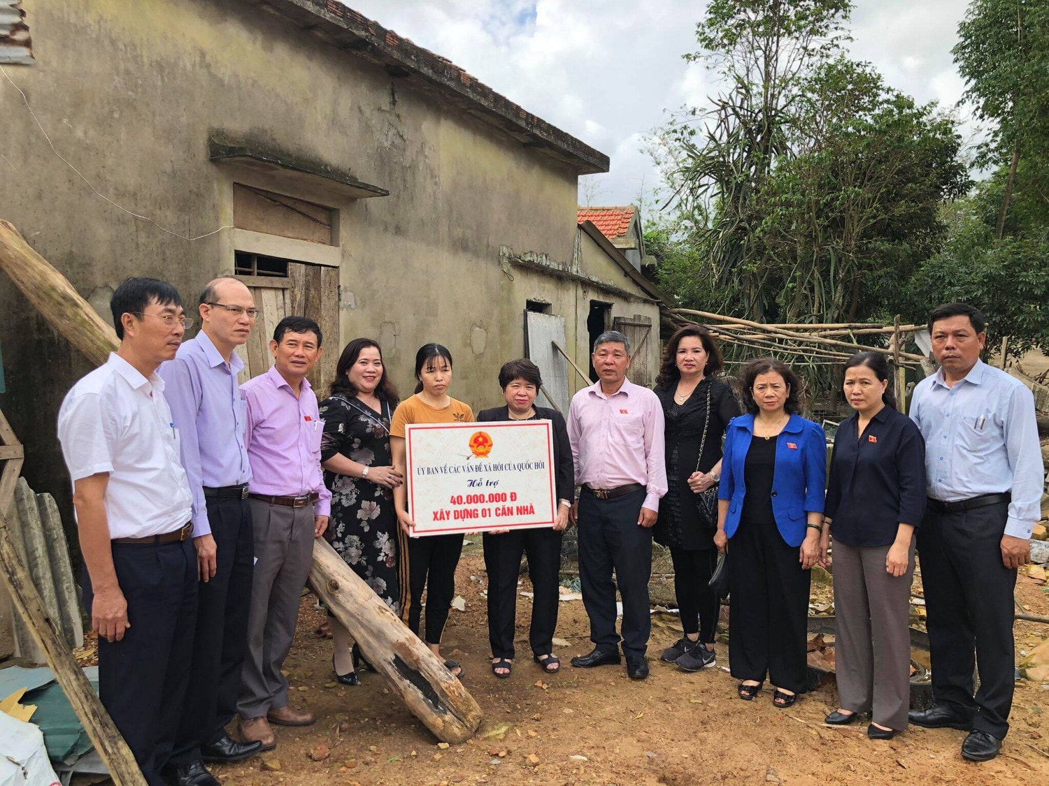 Chủ nhiệm Ủy ban Về các vấn đề Xã hội Nguyễn Thúy Anh thăm, tặng quà đồng bào bị thiệt hại do bão lũ tại Quảng Bình ảnh 1