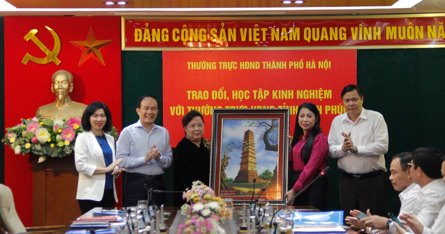 Thường trực HĐND thành phố Hà Nội và tỉnh Vĩnh Phúc trao nhau những món quà lưu niệm Ảnh: Khánh Duy Thường trực HĐND thành phố Hà Nội và tỉnh Vĩnh Phúc trao nhau những món quà lưu niệm Ảnh: Khánh Duy