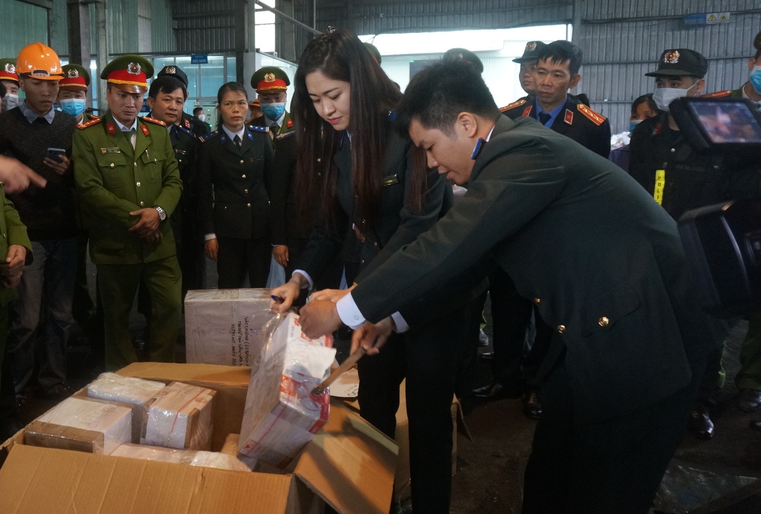 Tiêu hủy vật chứng Nguồn: ITN Tiêu hủy vật chứng Nguồn: ITN