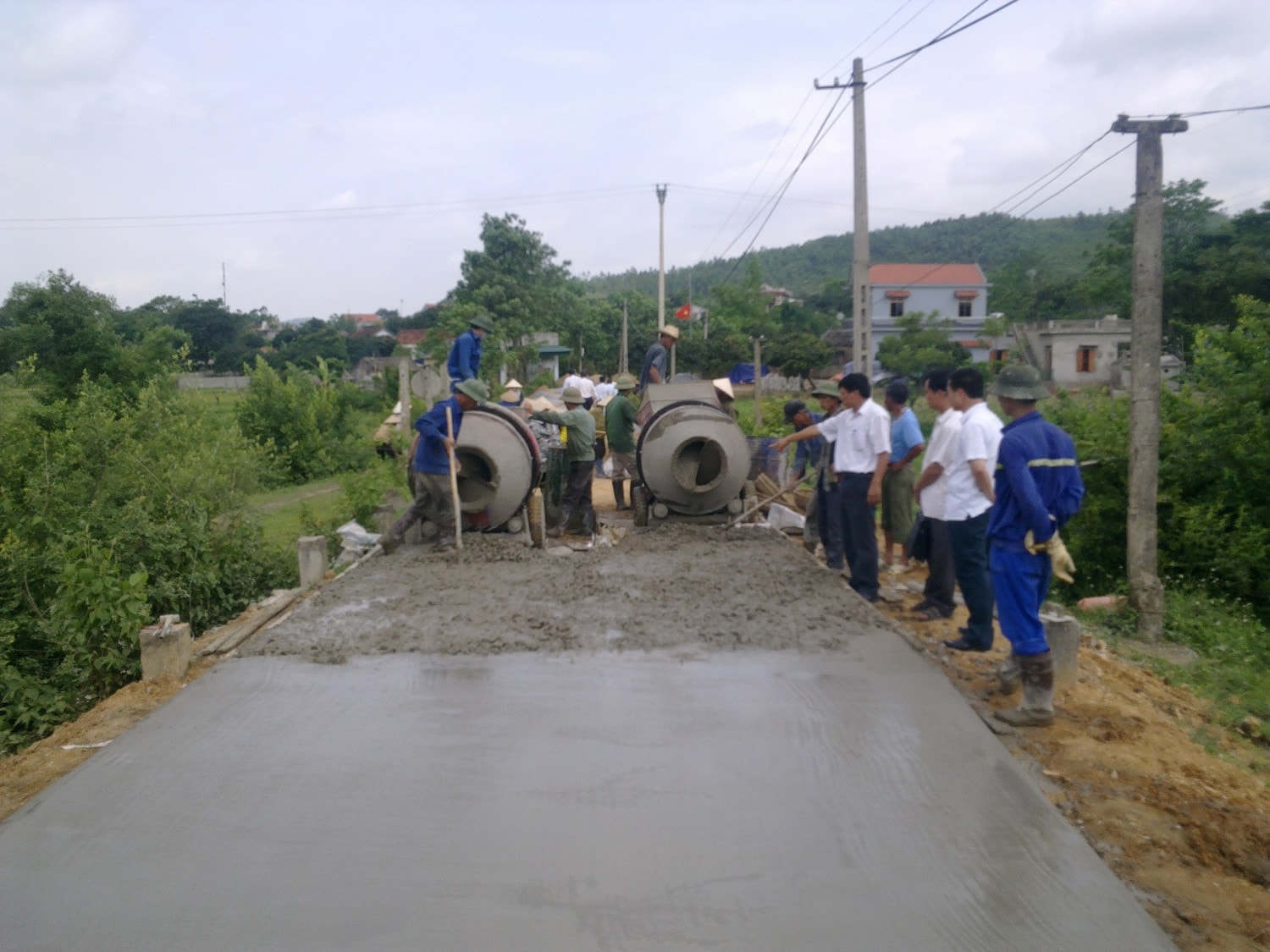 	Người dân tham gia làm đường nông thôn Ảnh: Anh Hiến