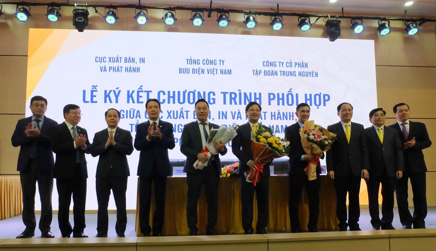 Lễ ký kết hợp tác giữa các đơn vị nhằm xây dựng và duy trì thói quen đọc sách trong xã hội Lễ ký kết hợp tác giữa các đơn vị nhằm xây dựng và duy trì thói quen đọc sách