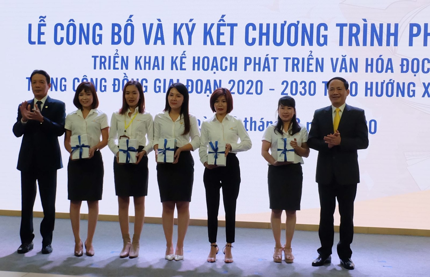 Trao tặng sách xuất bản thuộc Chương trình cho đại diện các điểm bưu cục văn hóa xã Trao tặng sách xuất bản thuộc Chương trình cho đại diện các điểm bưu cục văn hóa xã