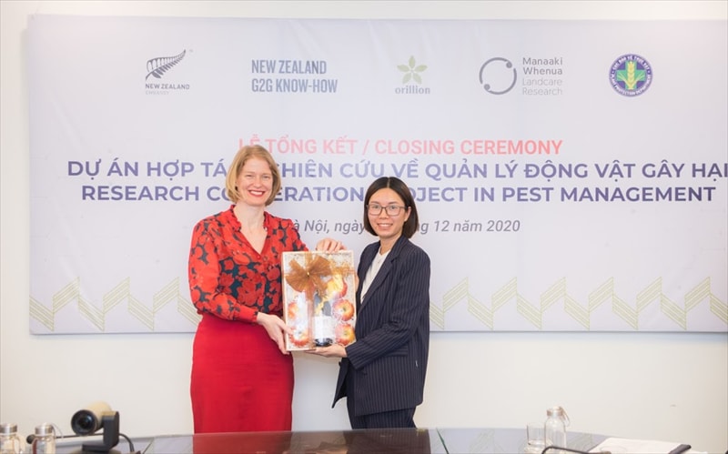 Đại sứ New Zealand tại Việt Nam Wendy Matthews tặng quà lưu niệm cho Phó Cục trưởng Cục Bảo vệ thực vật Nguyễn Thị Thu Hương