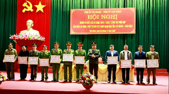 Giám đốc Công an tỉnh Hà Giang tặng bằng khen các cá nhân, tập thể có thành tích xuất sắc