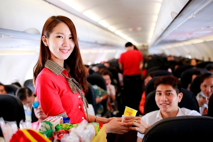 Tiếp viên Vietjet luôn tạo sự trẻ trung, thân thiện cùng khách hàng trên các chuyến bay