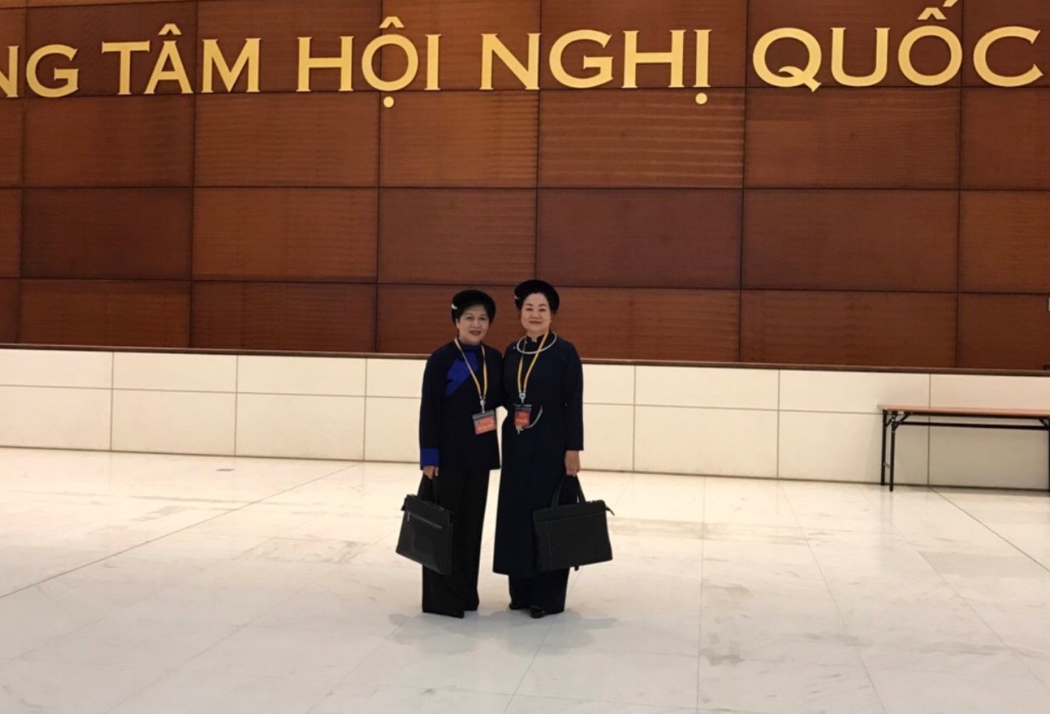 Chị Hoàng Thị Bình, dân tộc Nùng (bên phải) tại đại hội