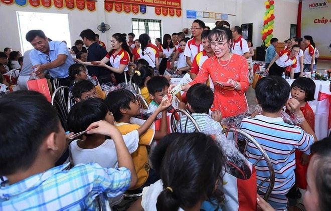 CEO Vietjet Nguyễn Thị Phương Thảo luôn dành mối quan tâm đặc biệt tới các trẻ em chịu thiệt thòi trong cuộc sống