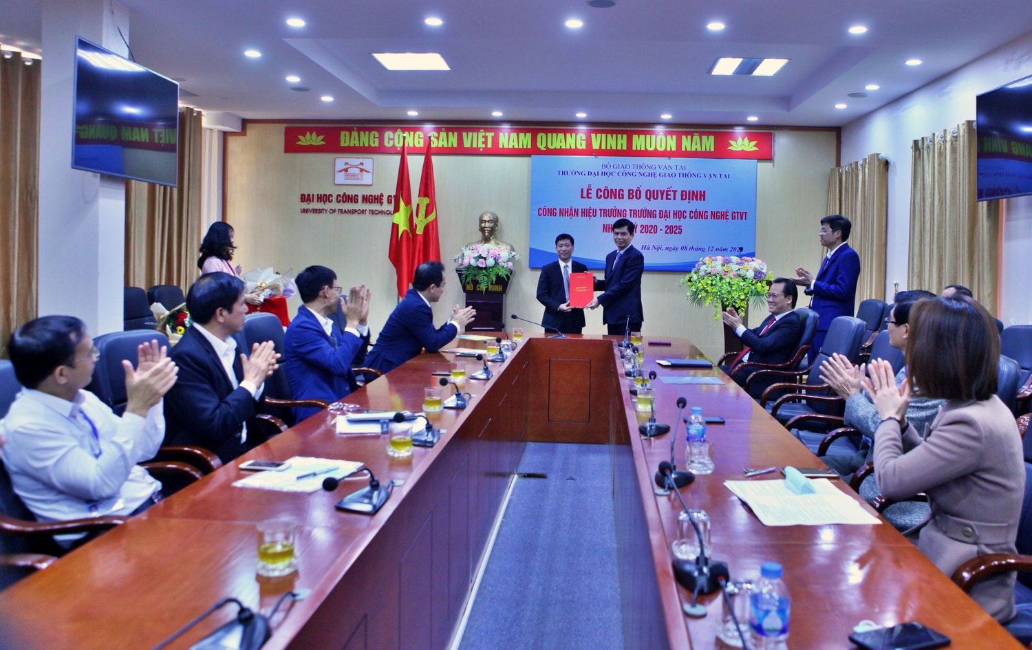 Thứ trưởng Bộ Giao thông vận tải Lê Anh Tuấn đã trao quyết định bổ nhiệm Hiệu trưởng Trường Đại học Công nghệ giao thông vận tải cho PGS. TS Nguyễn Hoàng Long Ảnh: Đức Hiệp Thứ trưởng Bộ Giao thông vận tải Lê Anh Tuấn đã trao quyết định bổ nhiệm Hiệu trưởng Trường Đại học Công nghệ giao thông vận tải cho PGS. TS Nguyễn Hoàng Long