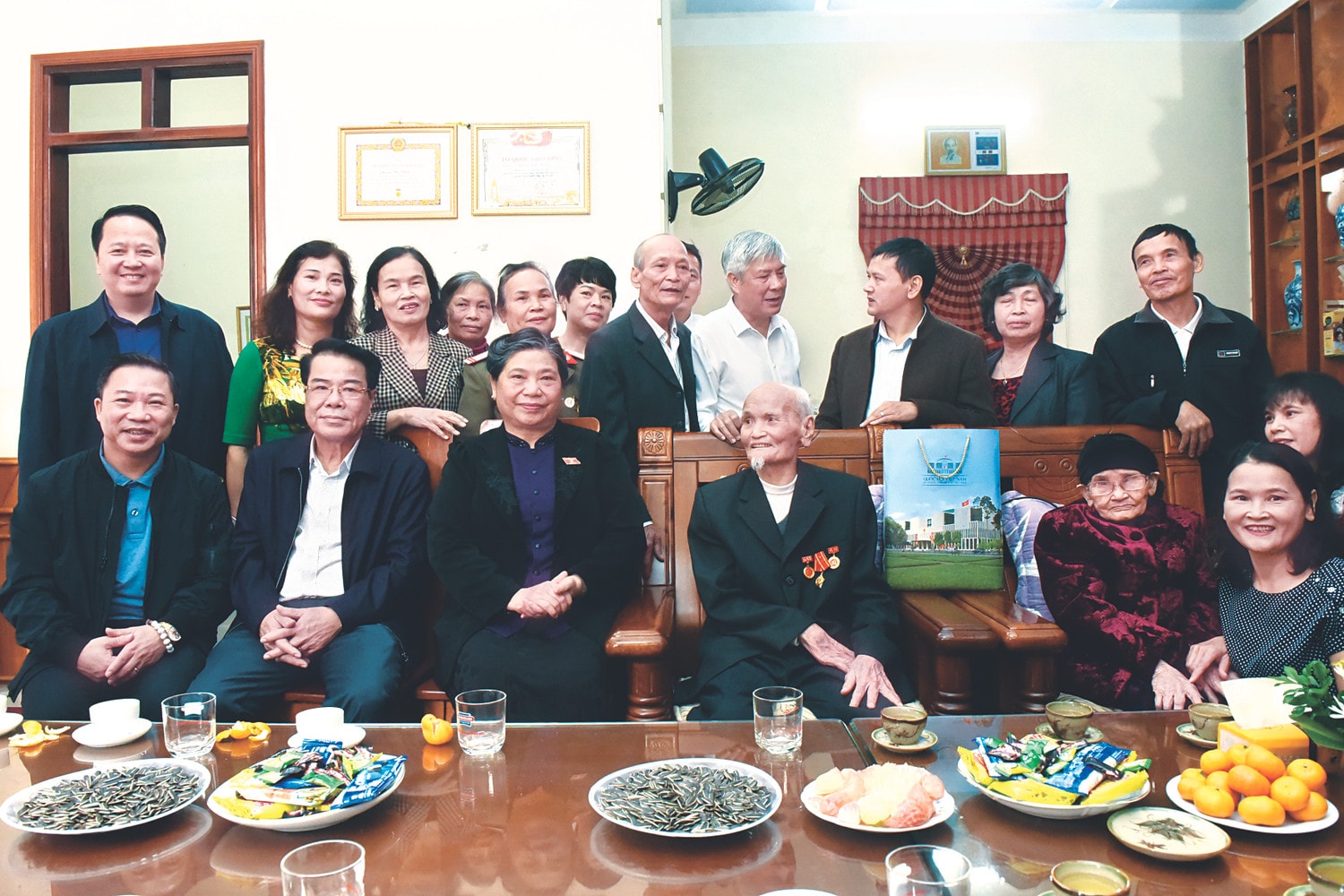 Phó Chủ tịch Thường trực Quốc hội Tòng Thị Phóng thăm, tặng quà mẹ liệt sỹ Phạm Thọ Vân tại thị trấn Mộc Châu, Sơn La tháng 11.2020 Ảnh: Q. Khánh