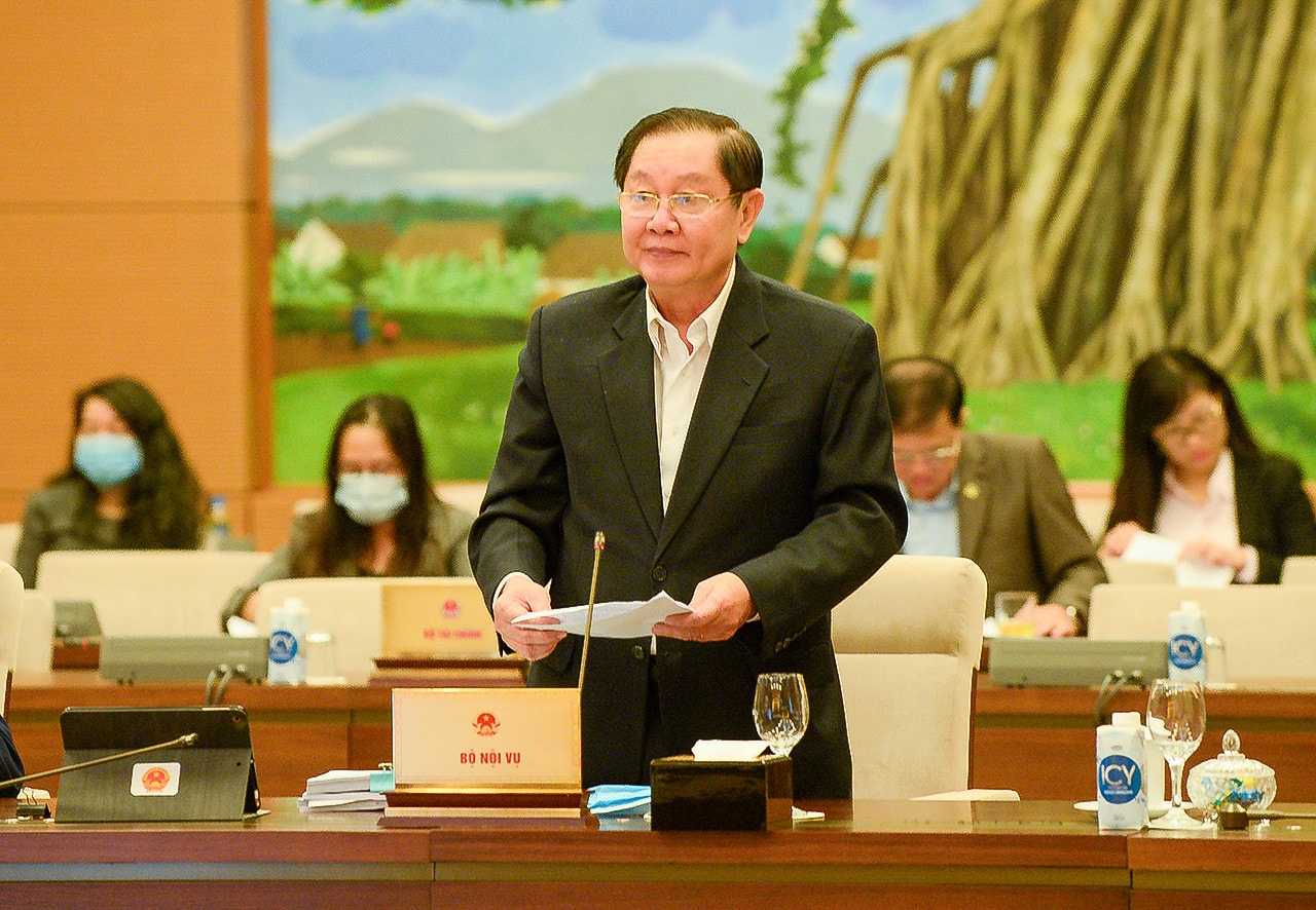 Bộ trưởng Bộ Nội vụ Lê Vĩnh Tân trình bày Tờ trình của Chính phủ về việc sắp xếp các đơn vị hành chính cấp huyện, cấp xã trong giai đoạn 2019-2021 và thành lập thành phố Thủ Đức thuộc TP Hồ Chí Minh Ảnh: Quang Khánh