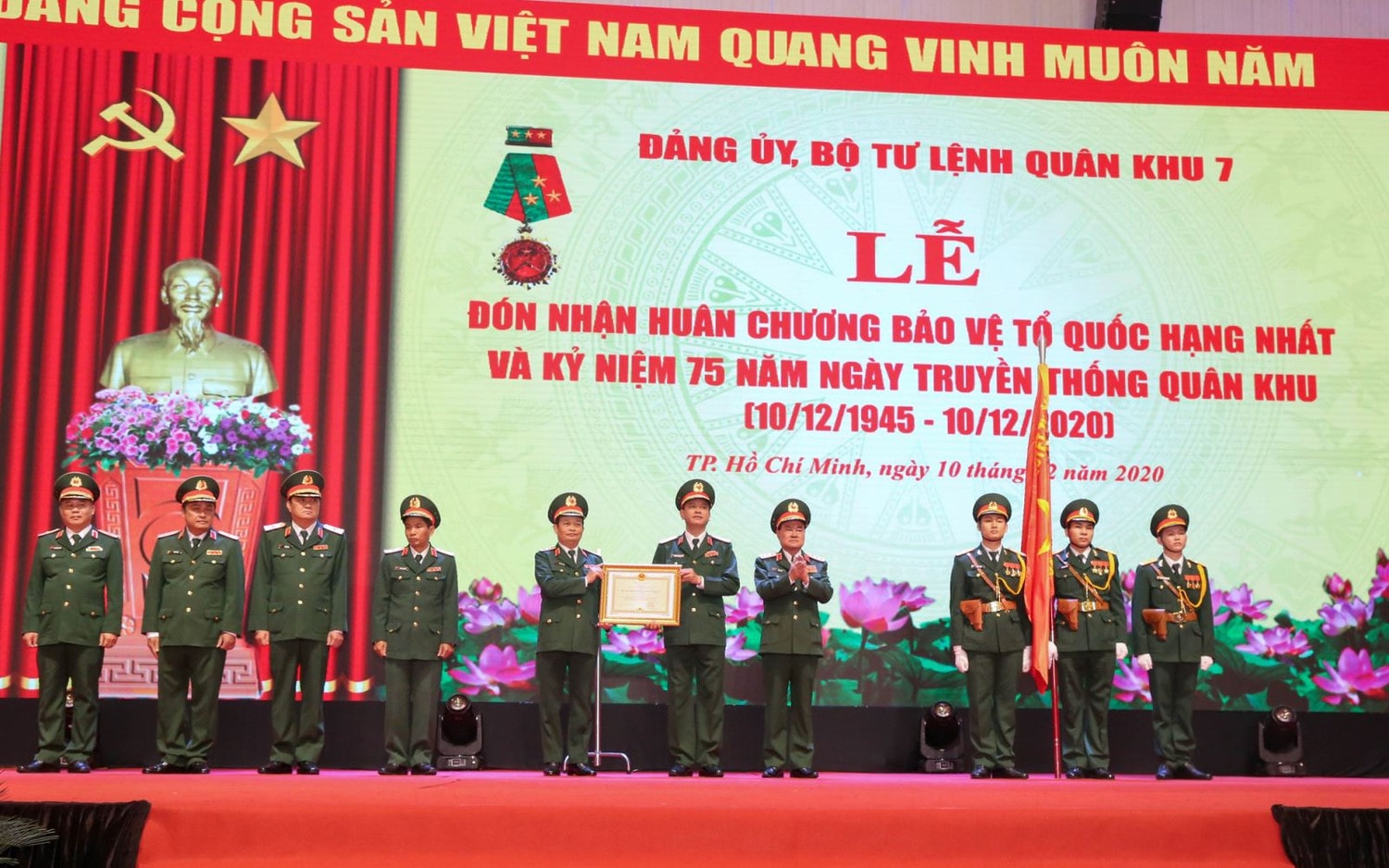 Thừa ủy quyền của Chủ tịch nước, Thượng tướng Trần Đơn - Thứ trưởng Bộ Quốc phòng trao Huân chương Bảo vệ Tổ quốc hạng Nhất cho lực lượng vũ trang Quân khu 7 - Ảnh: Lan Chi