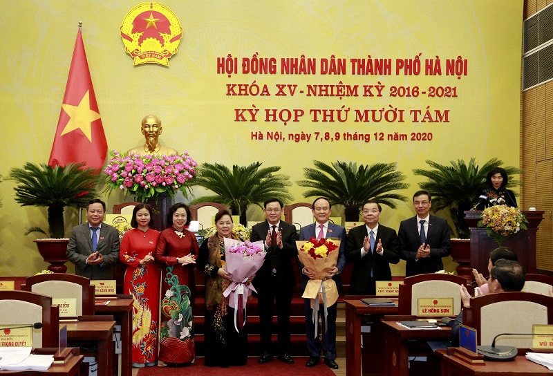 Lãnh đạo thành phố tặng hoa chúc mừng đồng chí Nguyễn Thị Bích Ngọc và tân Chủ tịch HĐND TP Hà Nội Nguyễn Ngọc Tuấn Ảnh: P.Long