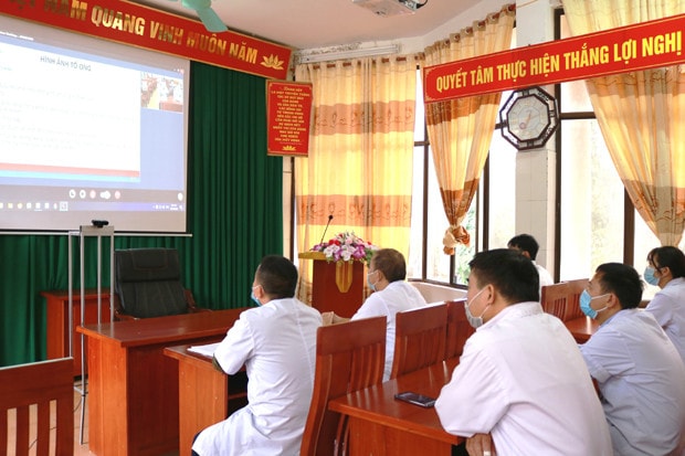 Bác sĩ Bệnh viện Đa khoa huyện Quản Bạ tham gia hội chẩn trực tuyến do Bệnh viện Đại học Y Hà Nội chủ trì.