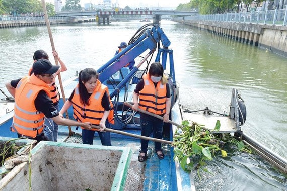 Vớt rác trên kênh Nhiêu Lộc - Thị Nghè Nguồn: ITN