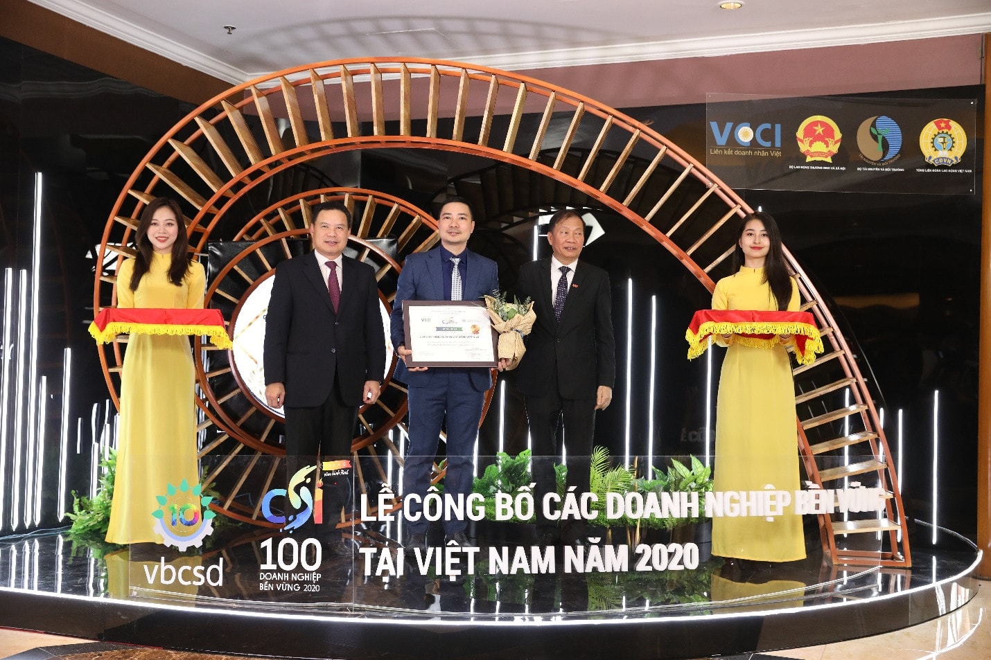 Phó Chủ tịch Phát triển Bền vững và Truyền thông Unilever Việt Nam nhận giải top 10 Doanh nghiệp phát triển bền vững nhất Việt Nam năm thứ 5 liên tiếp