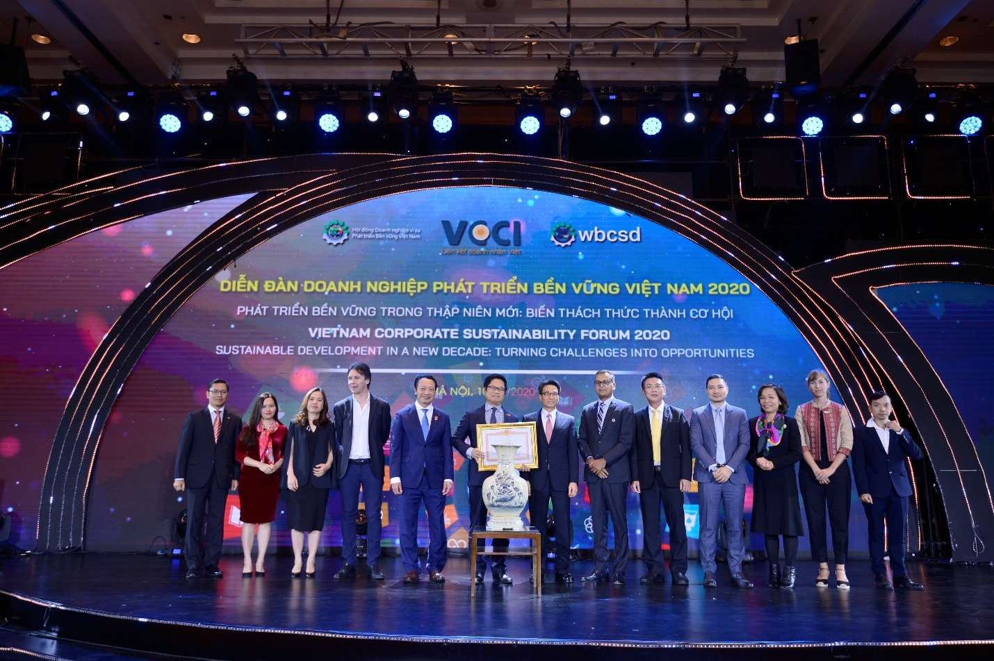 Đại diện Unilever (thứ tư từ phải sang) - Ông Đỗ Thái Vương - đồng thời là Phó Chủ tịch Ban thường trực Hội đồng Doanh nghiệp vì sự Phát triển bền vững Việt Nam(VBCSD) cùng các đơn vị đón nhận Bằng khen của Thủ tướng cho VBCSD