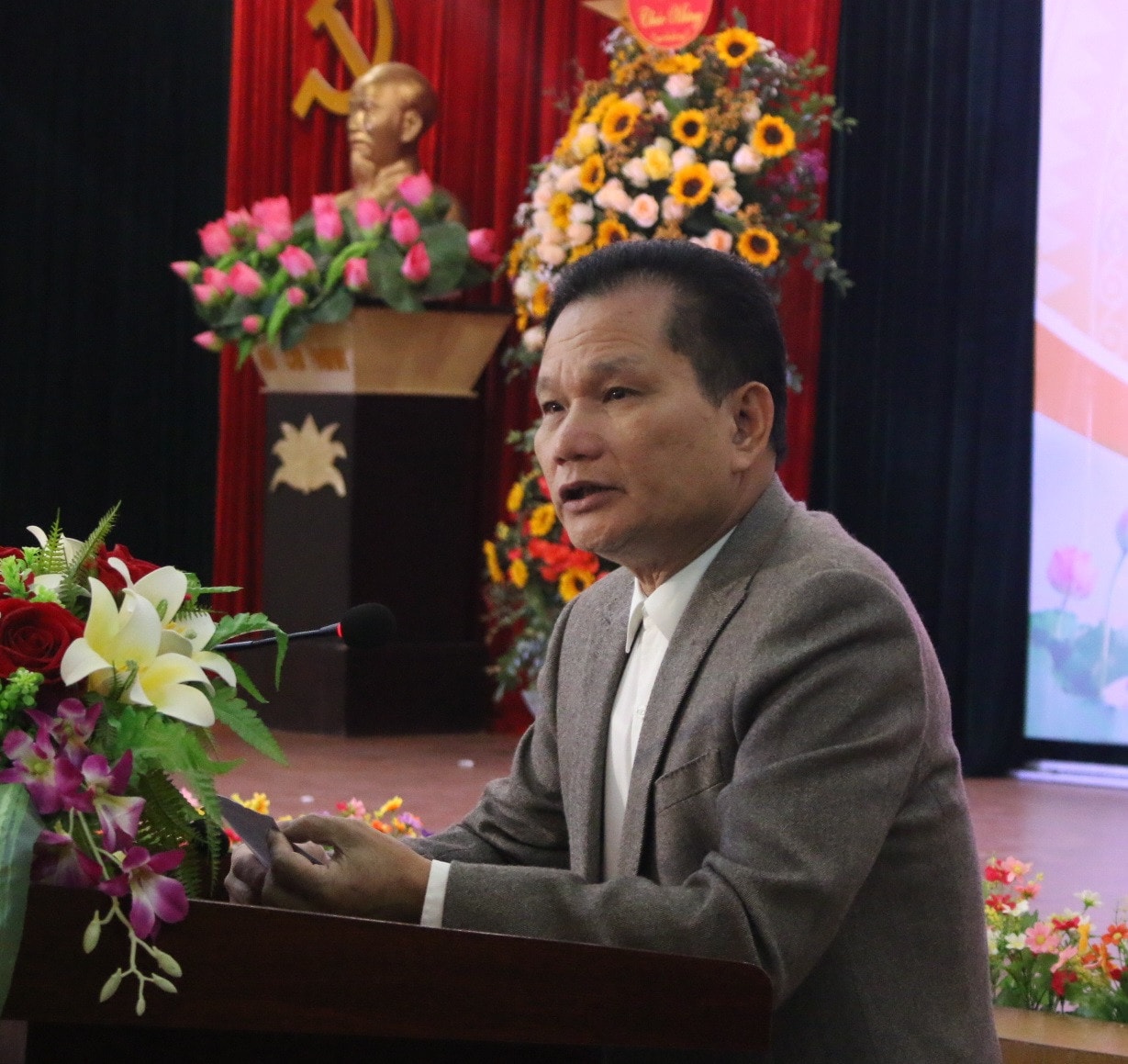 Phó Chủ nhiệm Ủy ban về các vấn đề xã hội của Quốc hội, TS. Bùi Sỹ Lợi trình bày tham luận tại diễn đàn Phó Chủ nhiệm Ủy ban về các vấn đề xã hội của Quốc hội, TS. Bùi Sỹ Lợi trình bày tham luận tại diễn đàn
