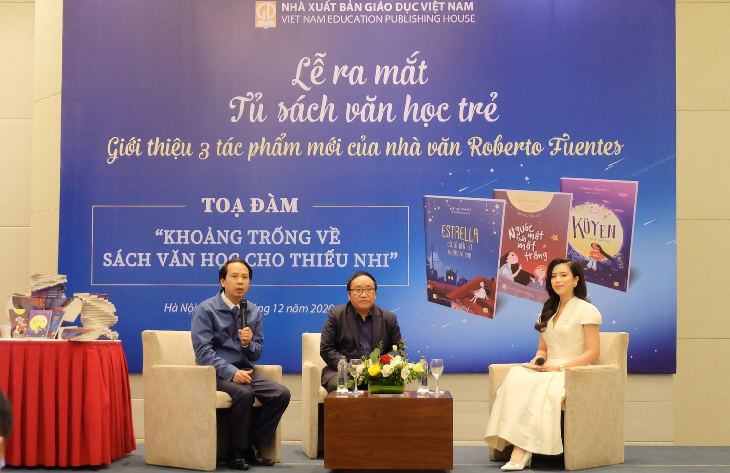 Các diễn giả chia sẻ về văn học thiếu nhi hiện nay Ảnh: Ng. Phương Các diễn giả chia sẻ về văn học thiếu nhi hiện nay