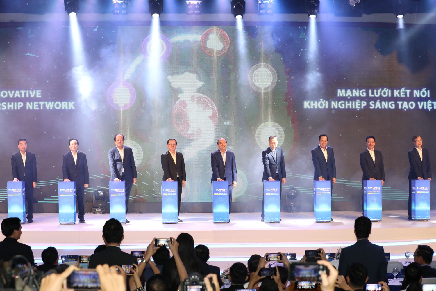 Thủ tướng Nguyễn Xuân Phúc và các đại biểu bấm nút Khai mạc Ngày hội khởi nghiệp đổi mới sáng tạo quốc gia năm 2020 Thủ tướng Nguyễn Xuân Phúc và các đại biểu bấm nút Khai mạc Ngày hội khởi nghiệp đổi mới sáng tạo quốc gia năm 2020