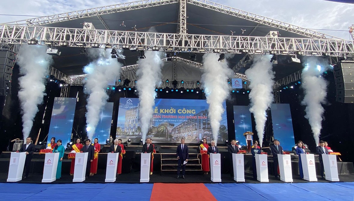 Phó Thủ tướng Thường trực Chính phủ Trương Hòa Bình cùng lãnh đạo tỉnh, các đại biểu bấm nút khởi công Trung tâm thương mại Đồng Xoài - The Light City Ảnh: NT