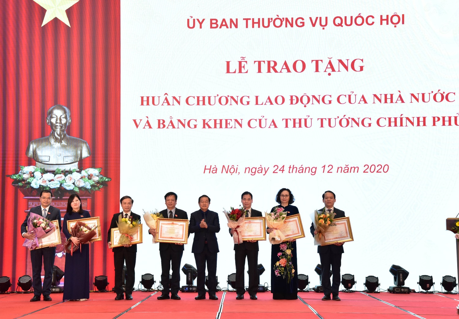 Phó Chủ tịch Quốc hội Đỗ Bá Tỵ trao Bằng khen của Thủ tướng Chính phủ tặng 7 đại biểu Quốc hội chuyên trách ở Trung ương đã có nhiều thành tích trong công tác, góp phần nâng cao chất lượng, hiệu quả hoạt động của Quốc hội Phó Chủ tịch Quốc hội Đỗ Bá Tỵ trao Bằng khen của Thủ tướng Chính phủ tặng 7 đại biểu Quốc hội chuyên trách ở Trung ương đã có nhiều thành tích trong công tác, góp phần nâng cao chất lượng, hiệu quả hoạt động của Quốc hội