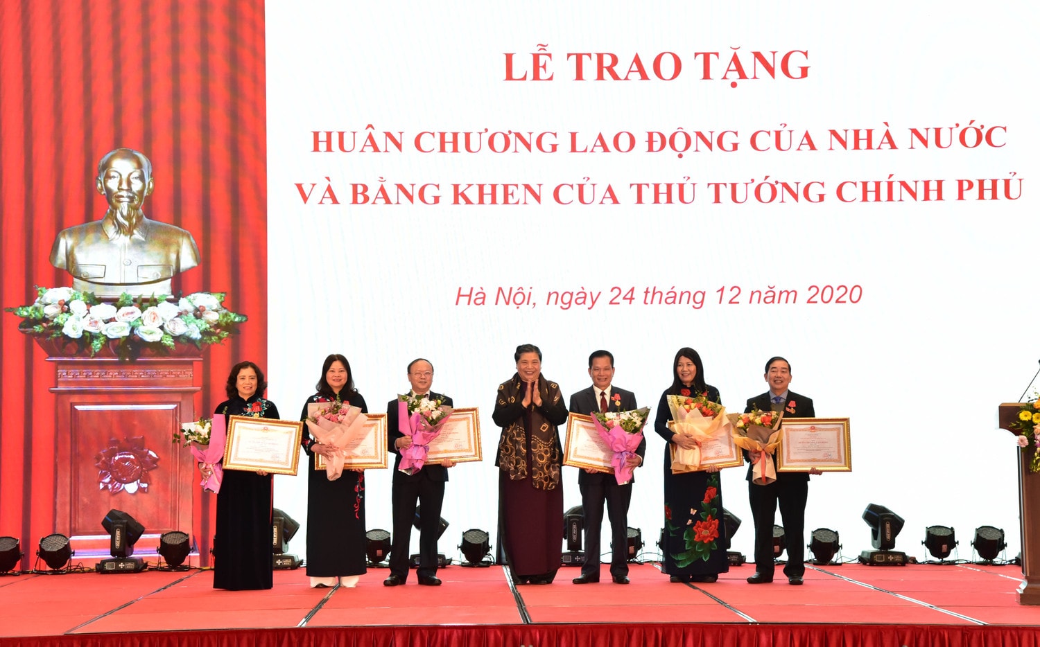Phó Chủ tịch Thường trực Quốc hội Tòng Thị Phóng trao Huân chương Lao động hạng Nhì tặng các cá nhân Phó Chủ tịch Thường trực Quốc hội Tòng Thị Phóng trao Huân chương Lao động hạng Nhì tặng các cá nhân