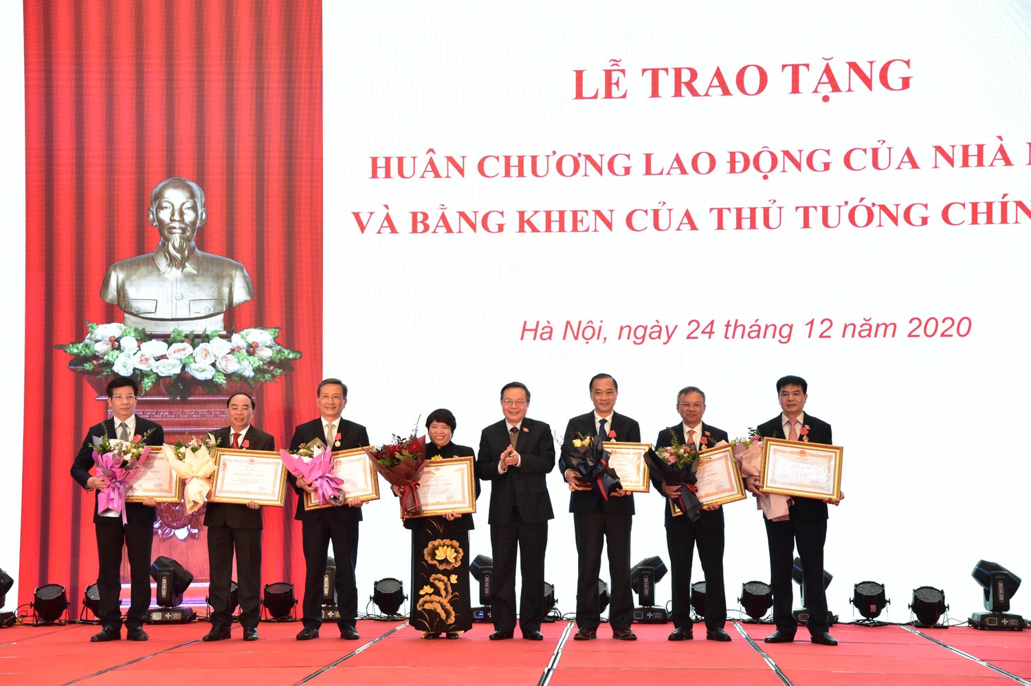 Phó Chủ tịch Quốc hội Phùng Quốc Hiển trao Huân chương Lao động hạng Ba tặng các cá nhân Phó Chủ tịch Quốc hội Phùng Quốc Hiển trao Huân chương Lao động hạng Ba tặng các cá nhân
