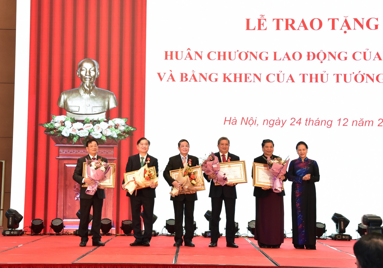 Chủ tịch Quốc hội Nguyễn Thị Kim Ngân trao Huân chương Lao động hạng Nhất tặng các cá nhân Chủ tịch Quốc hội Nguyễn Thị Kim Ngân trao Huân chương Lao động hạng Nhất tặng các cá nhân