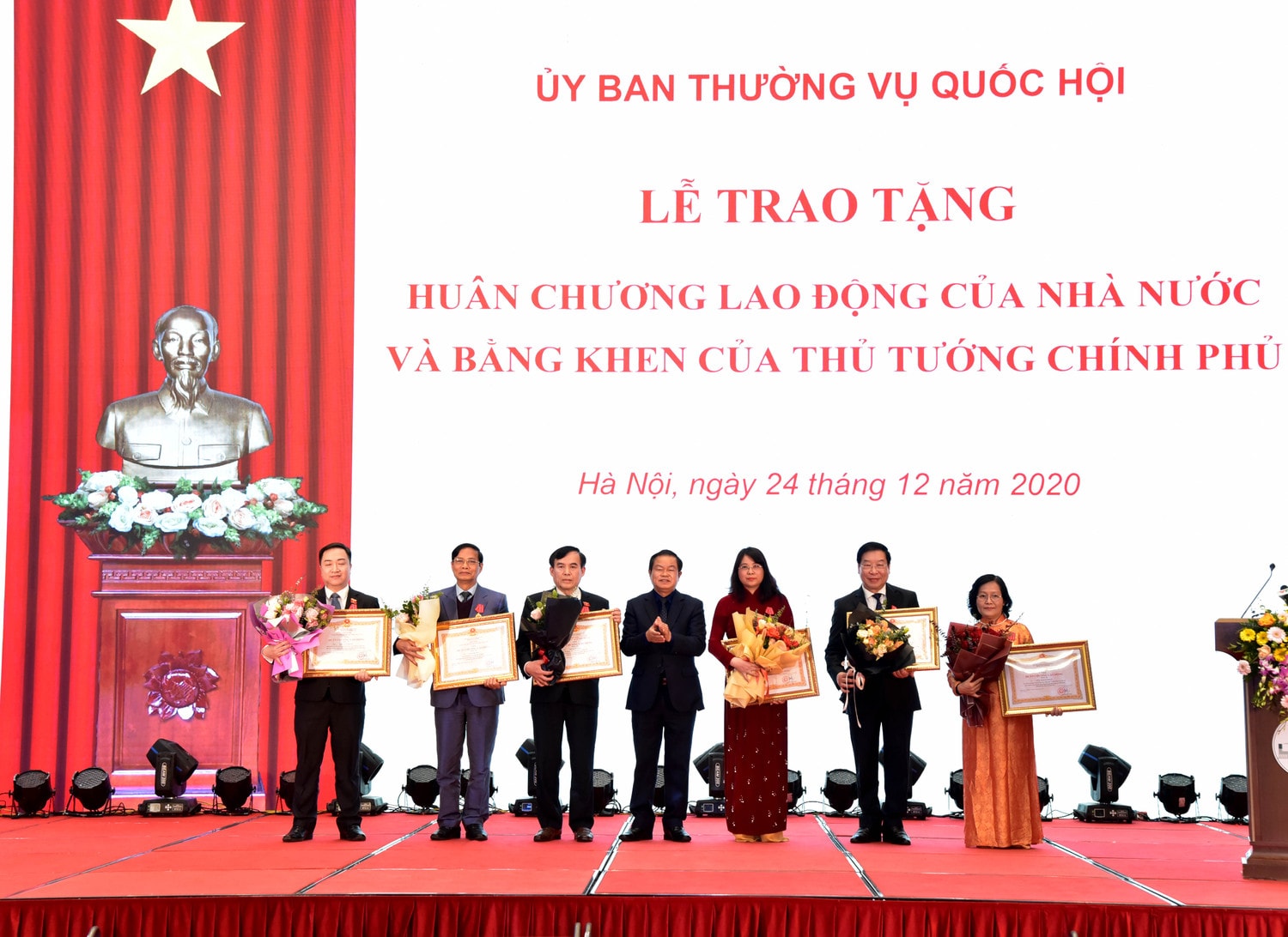 Phó Chủ tịch Quốc hội Đỗ Bá Tỵ trao Huân chương Lao động hạng Ba tặng các cá nhân Phó Chủ tịch Quốc hội Đỗ Bá Tỵ trao Huân chương Lao động hạng Ba tặng các cá nhân