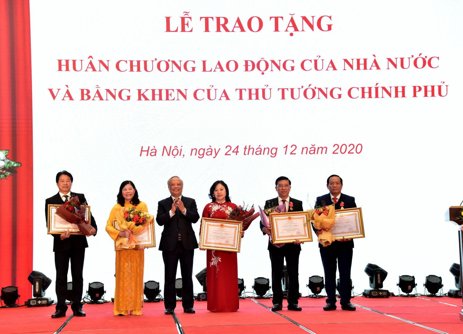 Phó Chủ tịch Quốc hội Uông Chu Lưu trao Huân chương Lao động hạng Nhì tặng các cá nhân Phó Chủ tịch Quốc hội Uông Chu Lưu trao Huân chương Lao động hạng Nhì tặng các cá nhân