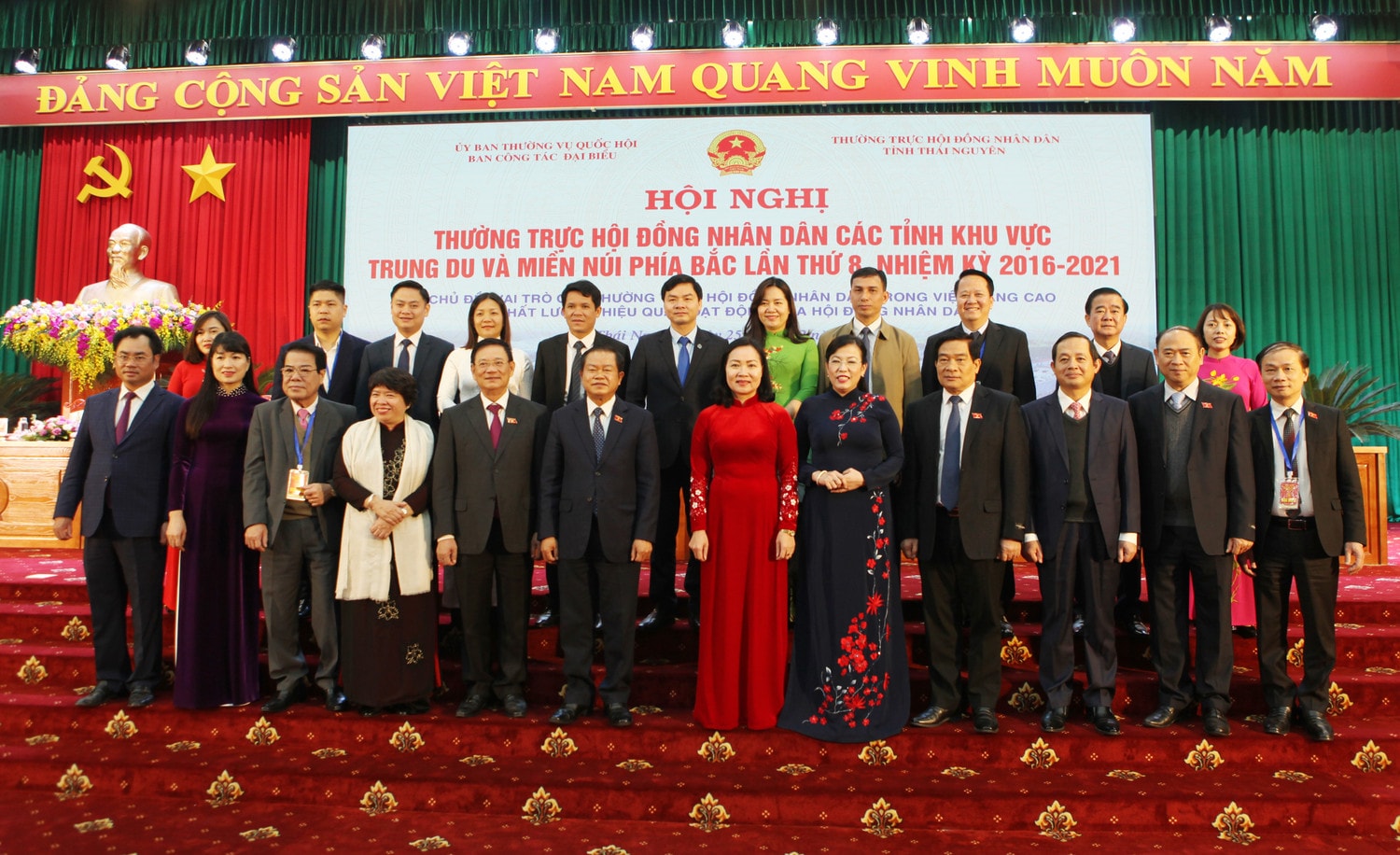 Lãnh đạo Quốc hội chụp ảnh lưu niệm cùng đoàn Đại biểu các tỉnh Ảnh: Đức Hiệp Lãnh đạo Quốc hội chụp ảnh lưu niệm cùng đoàn Đại biểu các tỉnh